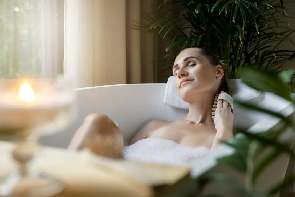 žena relaxující ve vaně