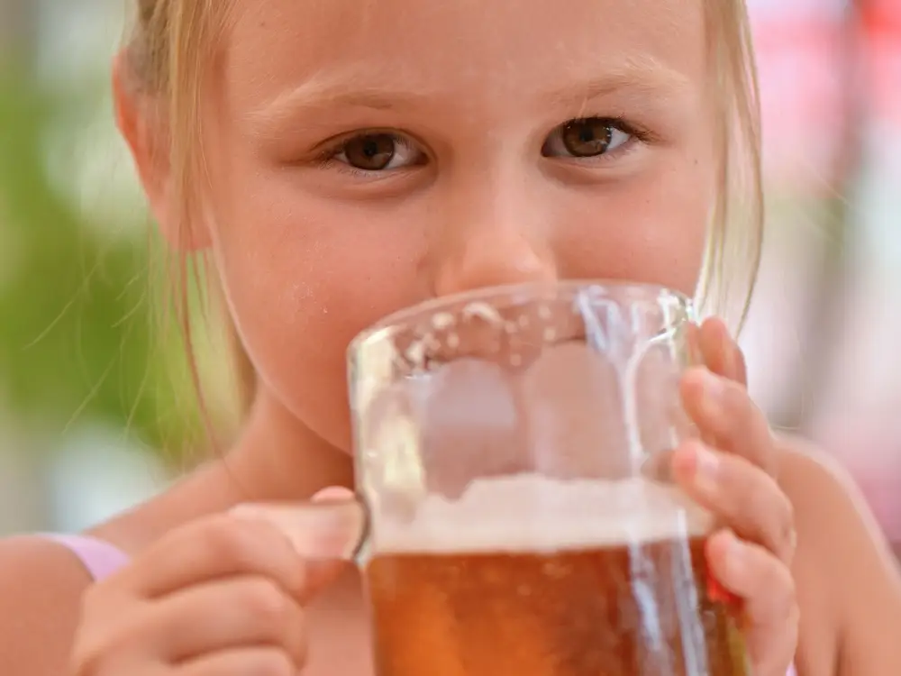 malá holčička popíjející pivo
